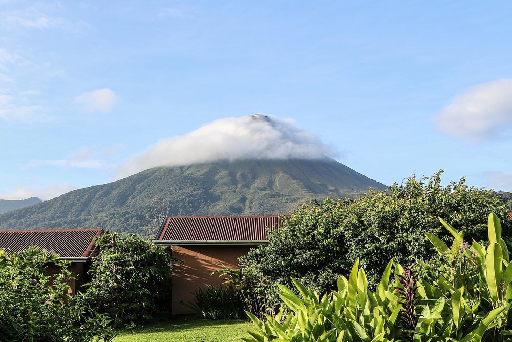 Volcán Arenal sobre el bosque, cerca de La Fortuna, Costa Rica