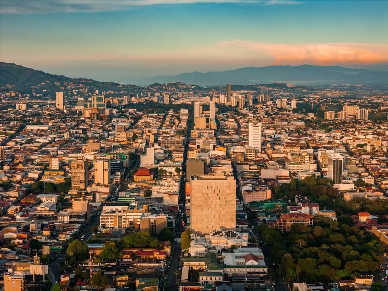 Pueblo en la ladera, con casas de colores y techos rojos