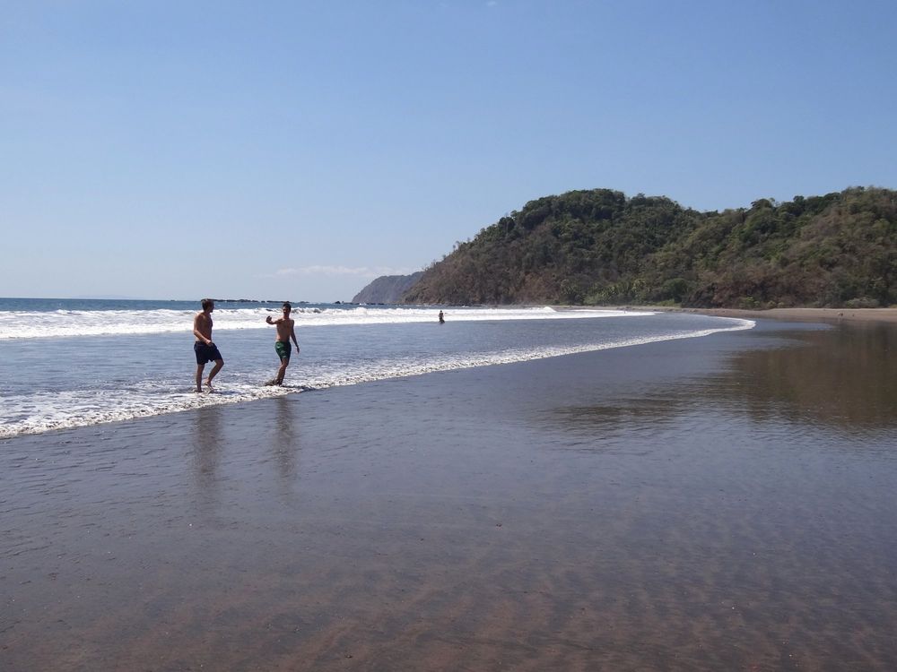 Playa de arena y oleaje en Jacó, Costa Rica