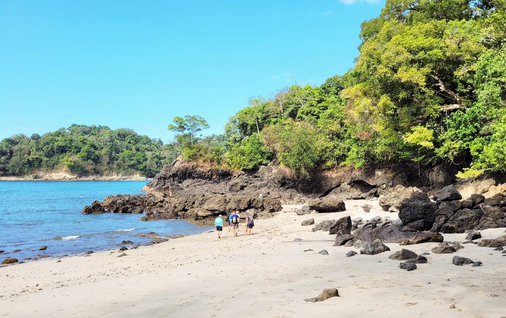 Playa del Parque Nacional Manuel Antonio, Costa Rica, con puntas cubiertas de bosque